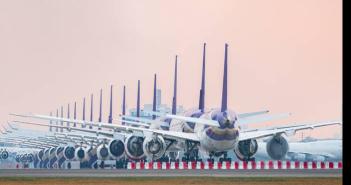 Flugzeuge Flughafen Wartereihe ( Foto: AdobeStock - Sugrit )