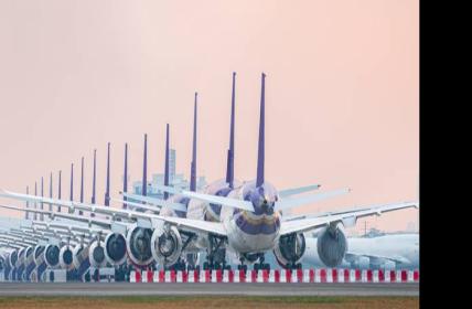 Flugzeuge Flughafen Wartereihe ( Foto: AdobeStock - Sugrit )