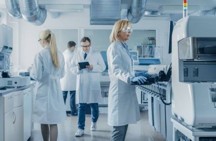 Sandoz investiert 25 Millionen Euro in hochmodernes Labor in (Foto: AdobeStock 259896072 Gorodenkoff)