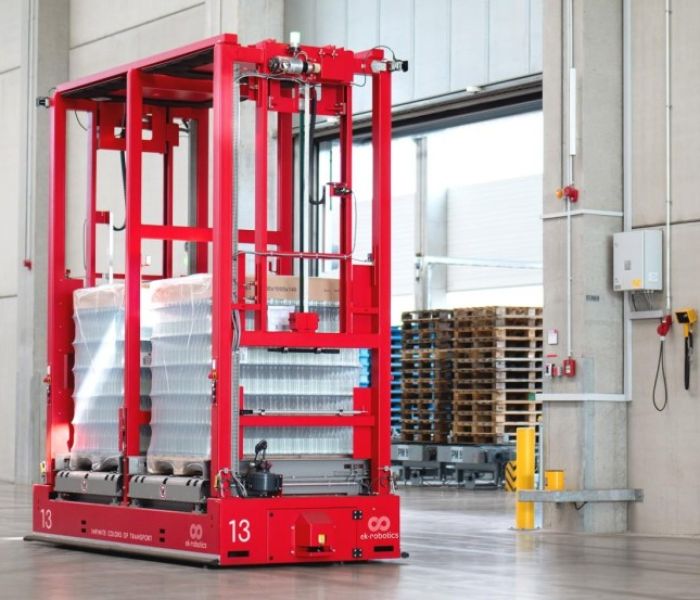 Über 120 Transporte/Stunde führt das fahrerlose Transportsystem aus (Foto: ek robotics)