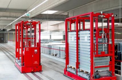 Effiziente Intralogistik: Wiegand-Glas setzt auf fahrerlose Transportsysteme von ek (Foto: ek robotics)