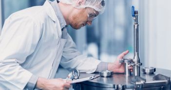 Modulares Screening für EU-GMP-konforme Mitarbeitersicherheit in der gesamten (Foto: AdobeStock - Quality Stock Arts - 520080018)