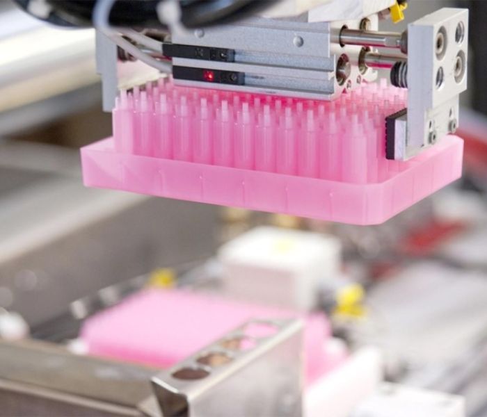 Vollautomatisch, effizient, sicher: An der Verpackungsanlage (Foto: Pöppelmann GmbH & Co. KG)