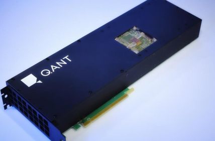 Q.ANT NPU 2 erzielt fünfzigfache Performance bei minimalem (Foto: Q.ant GmbH)