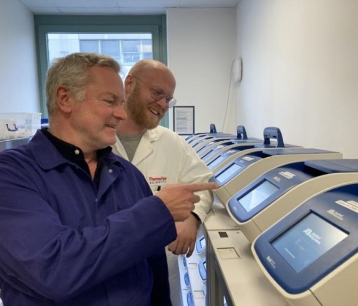 Standortleiter Götz Fleischmann (links) (Foto: Thermo Fisher Scientific, Florian Hammerich)